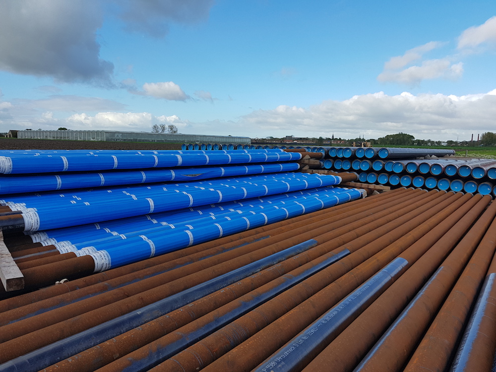De leidingen worden tot een diepte van ca. 600 meter geboord en daar over een lange afstand horizontaal in de aarde gelegd.