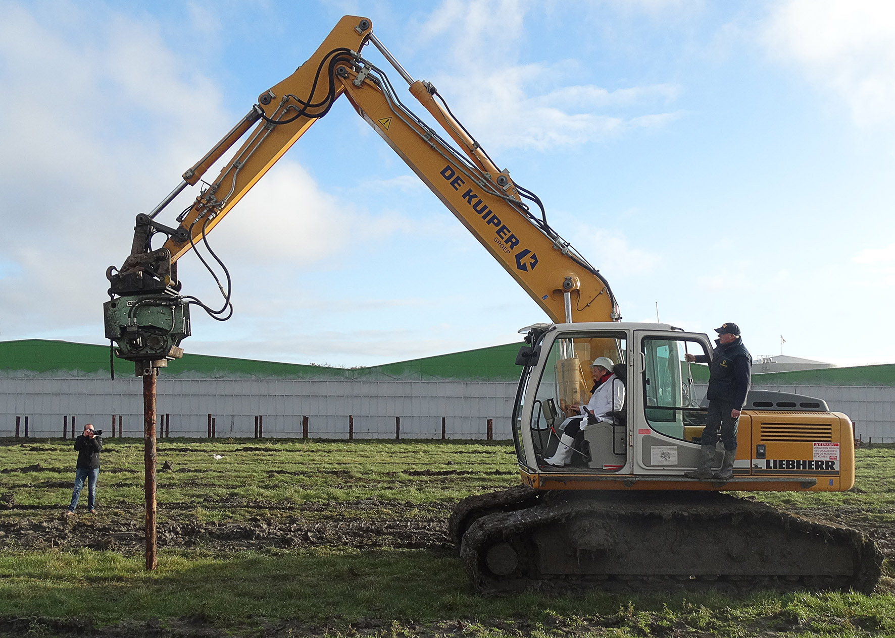 Zaterdag 11 februari werd de eerste paal geslagen voor nieuwbouw bij Opti-flor in Monster.
