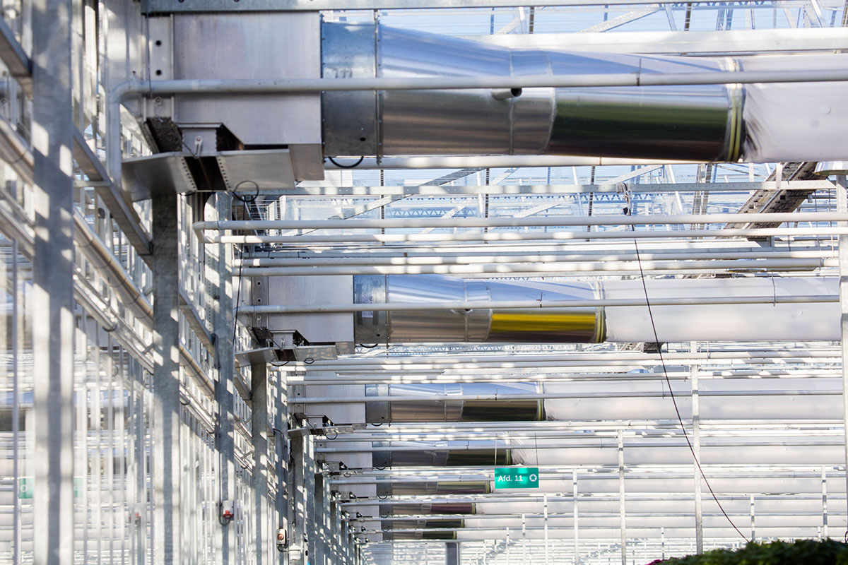 De lucht in kas wordt via slurven vanuit de gevel ingeblazen.