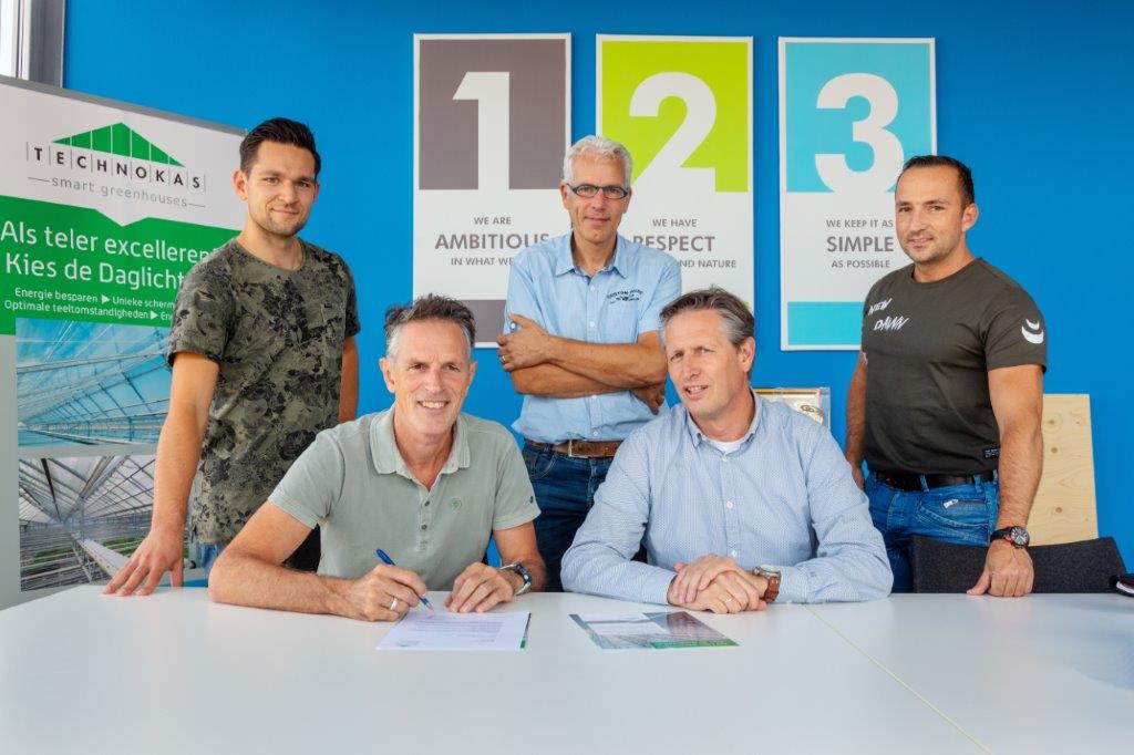 Technokas draagt eerste Energie-0-Kas van Nederland over aan Ter Laak Orchids