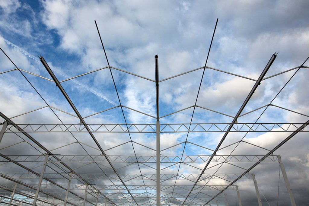 Op het dek van de kas ligt polycarbonaat, maar het democentrum heeft een dubbelglas dek.