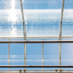 Lensen in het glas concentreren zonlicht