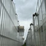 Aan de gevel zijn twee luchtbehandelingskasten gemonteerd.